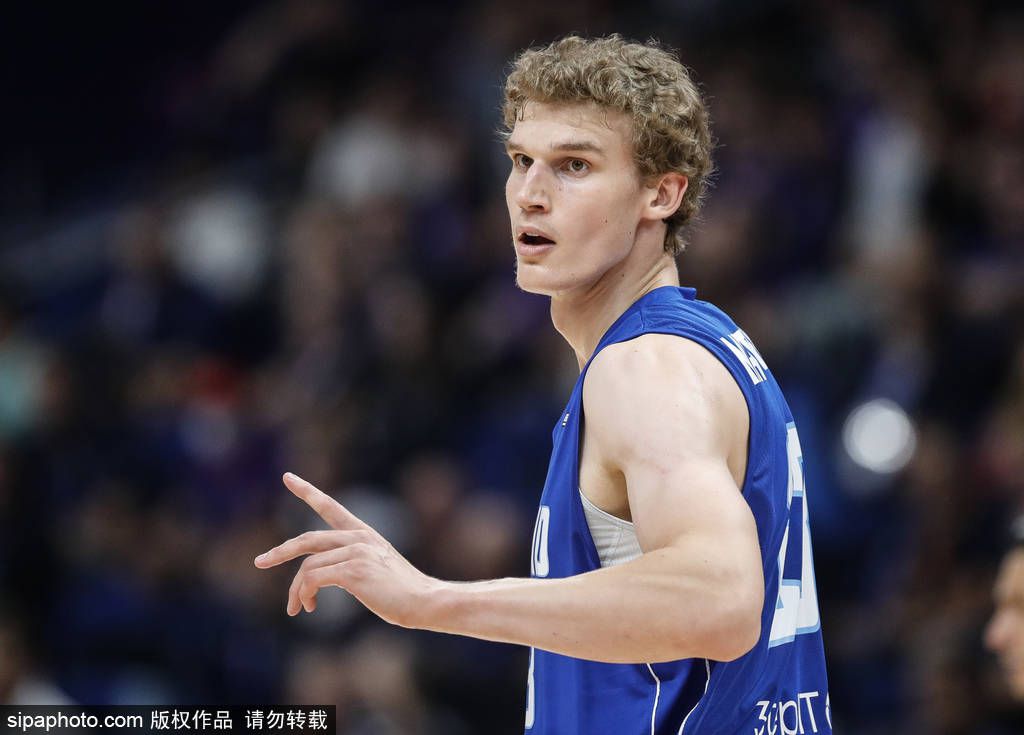缺席女儿糊口的仳离父亲不能不和本身的女儿糊口一段时候，在这时代两人渐渐领会彼此培育了豪情，最后嫌女儿是个麻烦的父亲愈来愈舍不得分开她了……